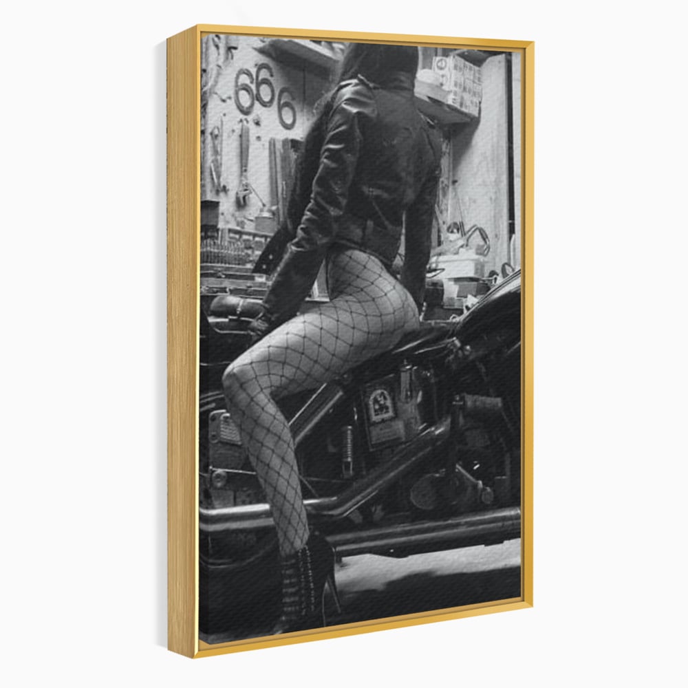 Tablou canvas cu tablou canvas cu femeie pe motocicleta, in rama de aluminiu auriu